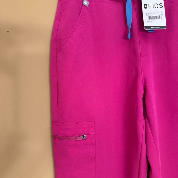 Figs NWT Raspberry Zamora jogger scrub pants - Picture 4 of 13